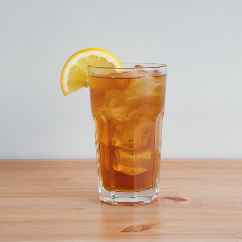 vaso con cóctel long island iced tea